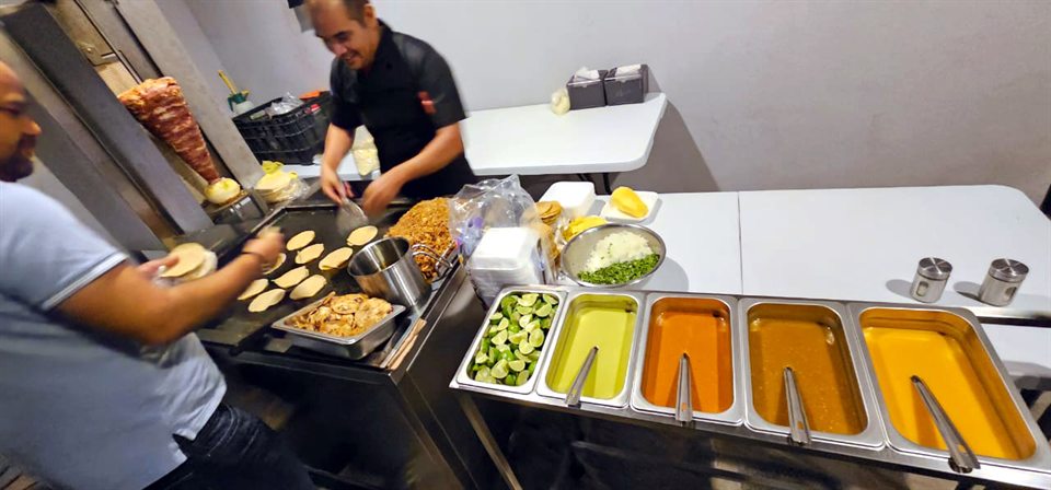 Taqueros preparando una taquiza para evento